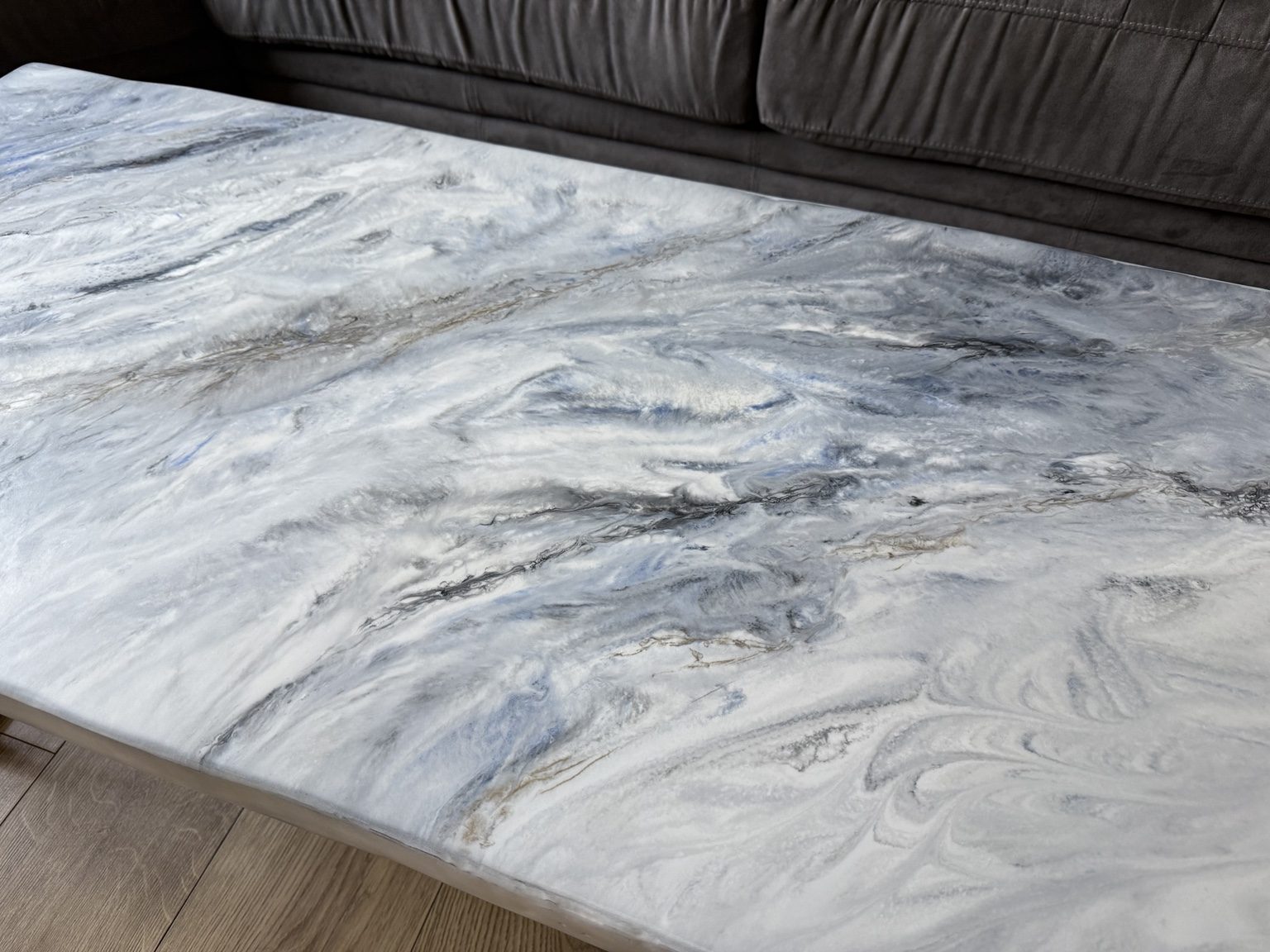 Marble effect resin table